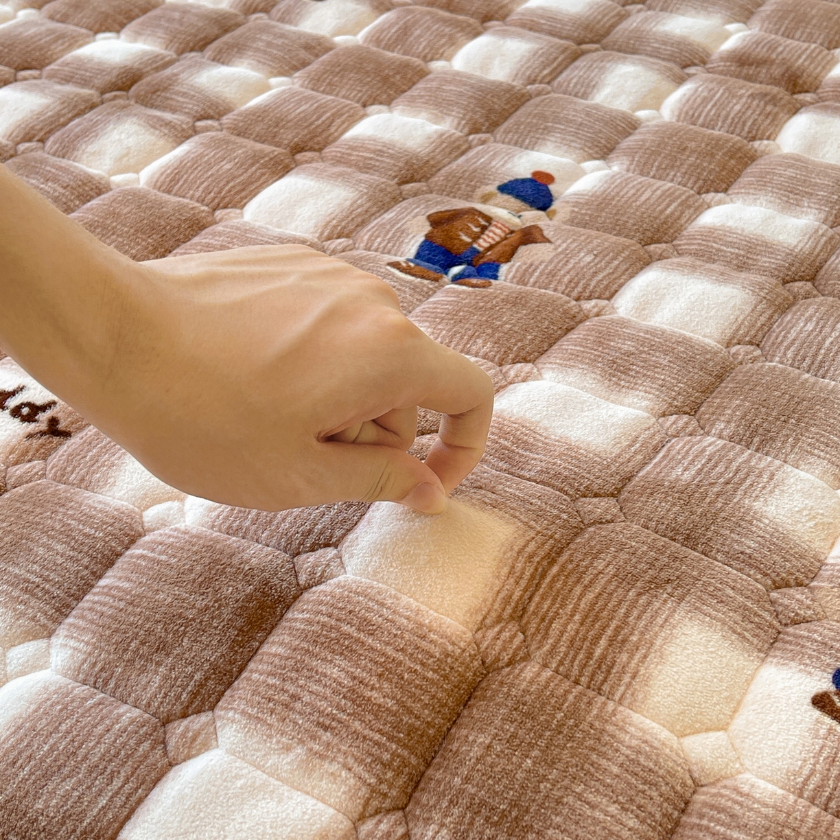 91家纺网 家纺一手货源 找家纺 LIFE.丽芙 2025秋冬新款牛奶绒加厚夹棉床垫床护垫单件印花卡通小清新床褥床垫子三件套 芭乐