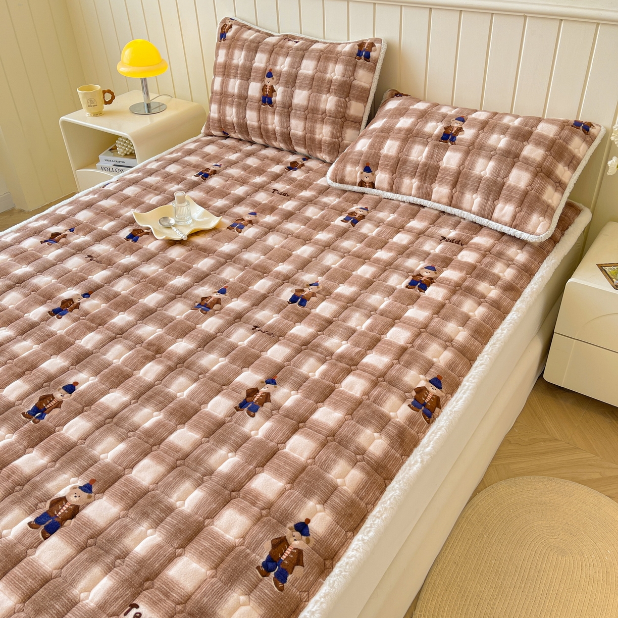 91家纺网 家纺一手货源 找家纺 LIFE.丽芙 2025秋冬新款牛奶绒加厚夹棉床垫床护垫单件印花卡通小清新床褥床垫子三件套 芭乐