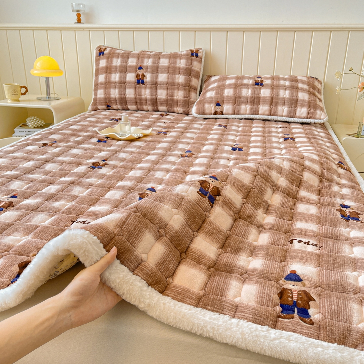 91家纺网 家纺一手货源 找家纺 LIFE.丽芙 2025秋冬新款牛奶绒加厚夹棉床垫床护垫单件印花卡通小清新床褥床垫子三件套 芭乐