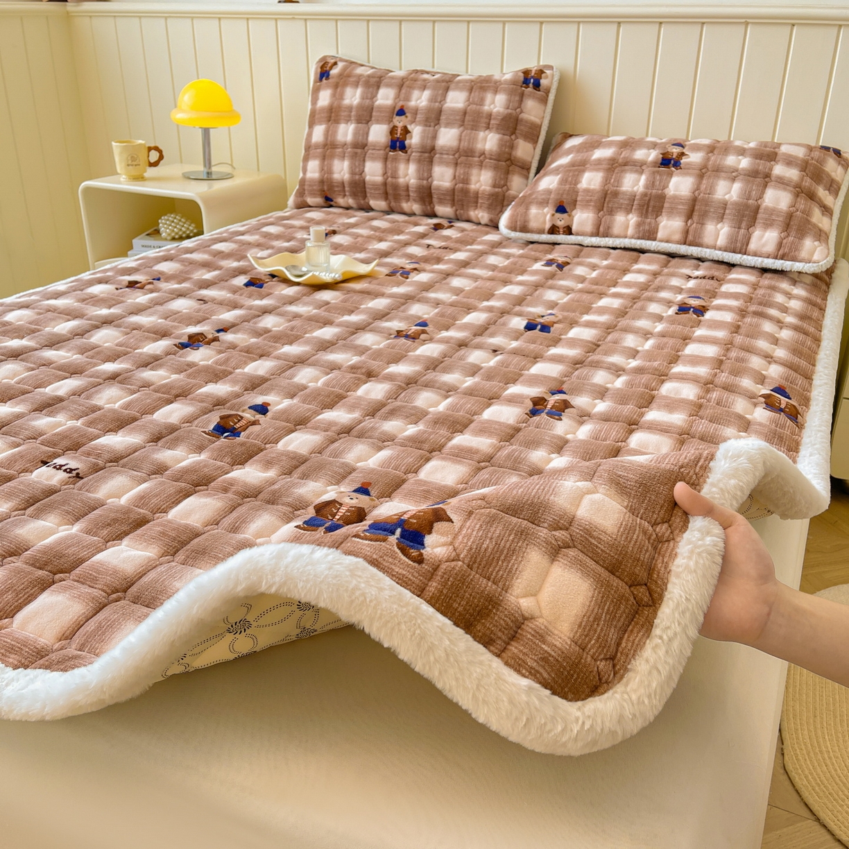 91家纺网 家纺一手货源 找家纺 LIFE.丽芙 2025秋冬新款牛奶绒加厚夹棉床垫床护垫单件印花卡通小清新床褥床垫子三件套 芭乐