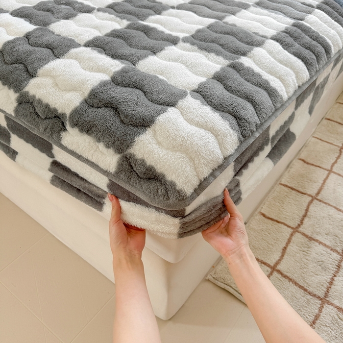 91家纺网 家纺一手货源 找家纺 （总）LIFE.丽芙 2025秋冬北极绒加厚夹棉床笠三件套印花泰迪绒床垫保护套罩(自然光图)