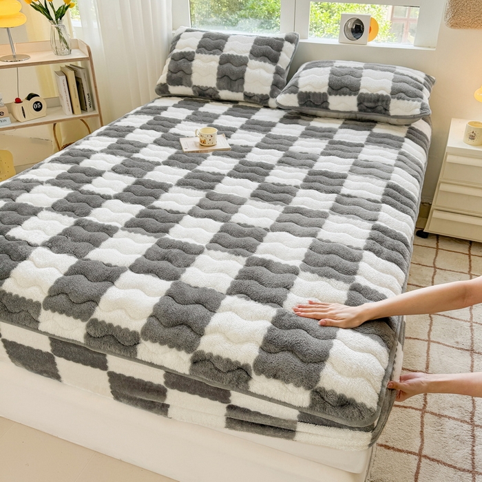 91家纺网 家纺一手货源 找家纺 （总）LIFE.丽芙 2025秋冬北极绒加厚夹棉床笠三件套印花泰迪绒床垫保护套罩(自然光图)