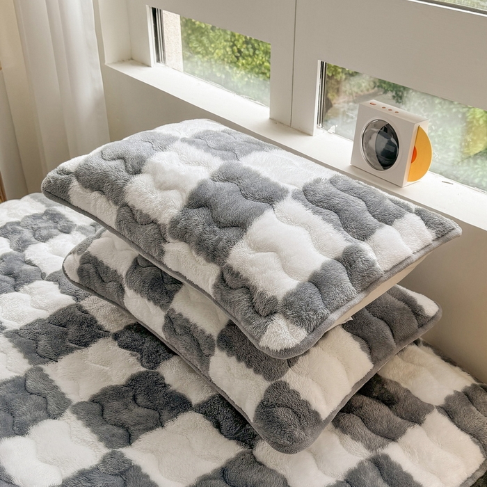 91家纺网 家纺一手货源 找家纺 （总）LIFE.丽芙 2025秋冬北极绒加厚夹棉床笠三件套印花泰迪绒床垫保护套罩(自然光图)