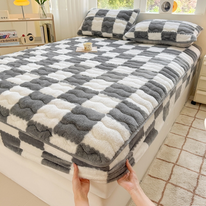 91家纺网 家纺一手货源 找家纺 （总）LIFE.丽芙 2025秋冬北极绒加厚夹棉床笠三件套印花泰迪绒床垫保护套罩(自然光图)