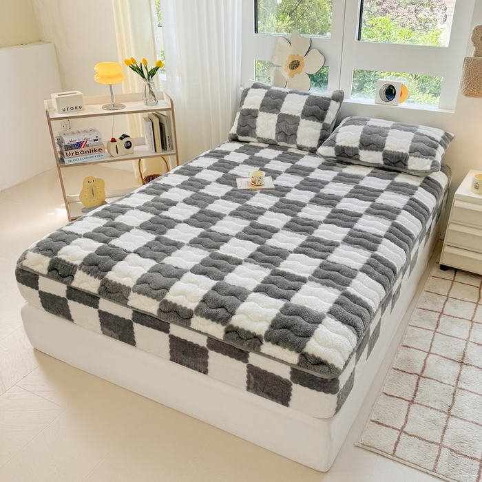 91家纺网 家纺一手货源 找家纺 LIFE.丽芙 2025秋冬北极绒加厚夹棉床笠三件套印花泰迪绒床垫保护套罩(自然光图) 棋盘格-灰色