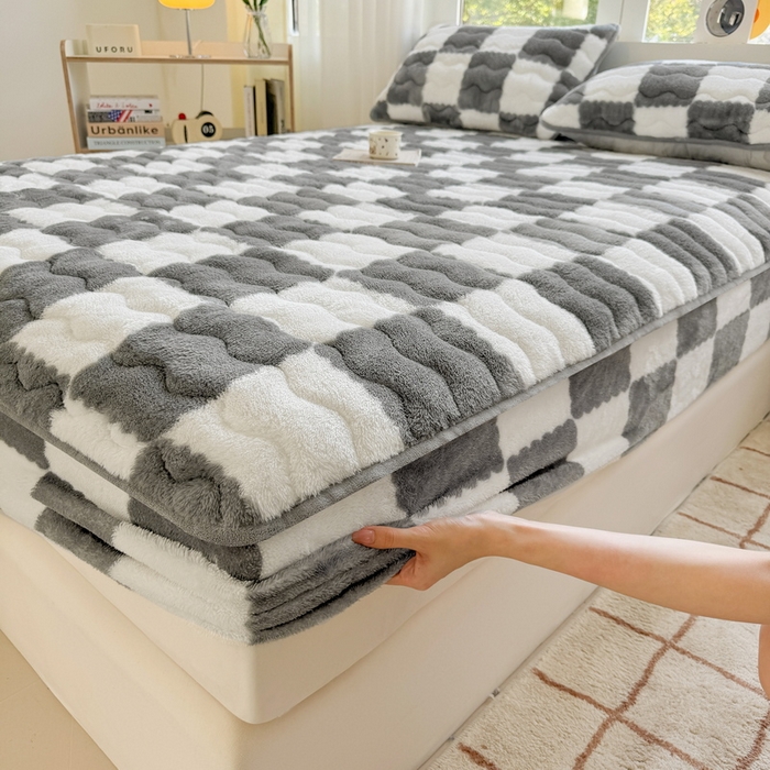 91家纺网 家纺一手货源 找家纺 LIFE.丽芙 2025秋冬北极绒加厚夹棉床笠三件套印花泰迪绒床垫保护套罩(自然光图) 棋盘格-灰色