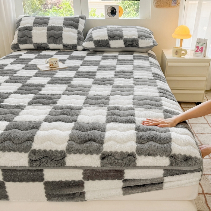 91家纺网 家纺一手货源 找家纺 LIFE.丽芙 2025秋冬北极绒加厚夹棉床笠三件套印花泰迪绒床垫保护套罩(自然光图) 棋盘格-灰色