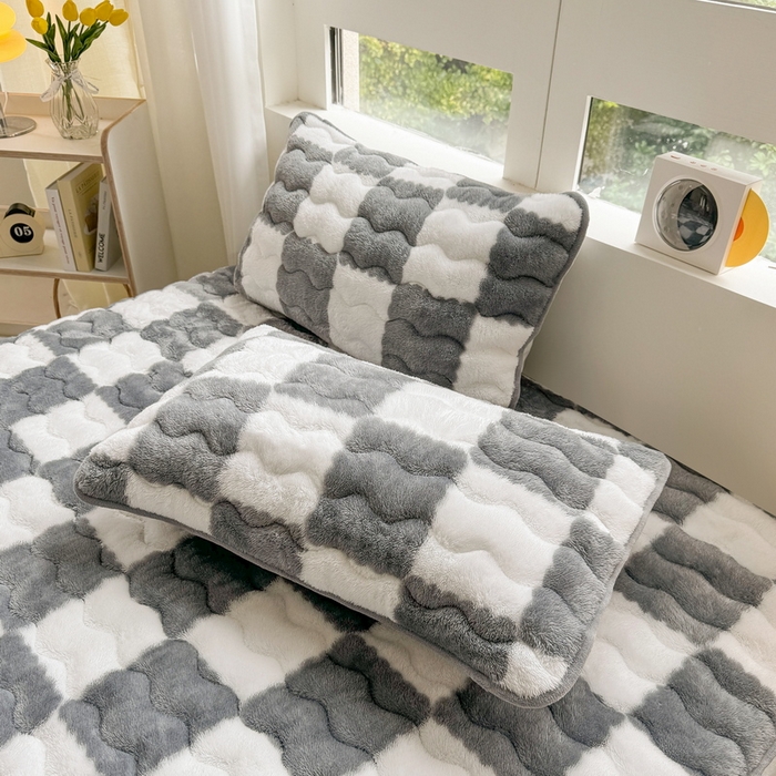 91家纺网 家纺一手货源 找家纺 LIFE.丽芙 2025秋冬北极绒加厚夹棉床笠三件套印花泰迪绒床垫保护套罩(自然光图) 棋盘格-灰色