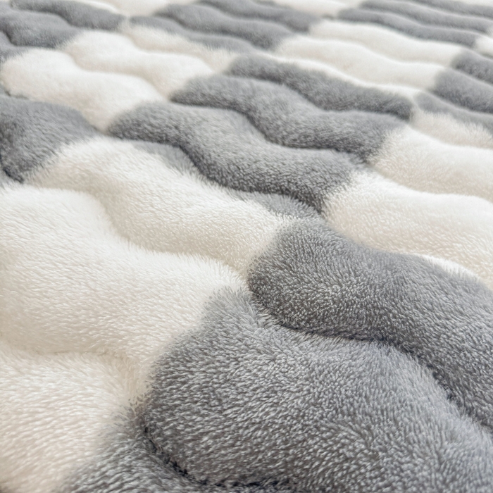 91家纺网 家纺一手货源 找家纺 LIFE.丽芙 2025秋冬北极绒加厚夹棉床笠三件套印花泰迪绒床垫保护套罩(自然光图) 棋盘格-灰色