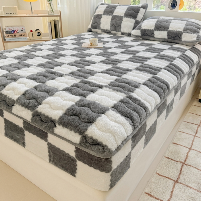 91家纺网 家纺一手货源 找家纺 LIFE.丽芙 2025秋冬北极绒加厚夹棉床笠三件套印花泰迪绒床垫保护套罩(自然光图) 棋盘格-灰色