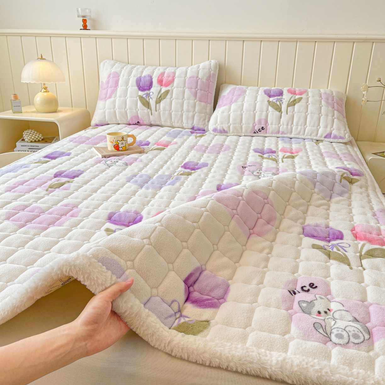 91家纺网 家纺一手货源 找家纺 LIFE.丽芙 2025秋冬新款牛奶绒加厚夹棉床垫床护垫单件印花卡通小清新床褥床垫子三件套 花语