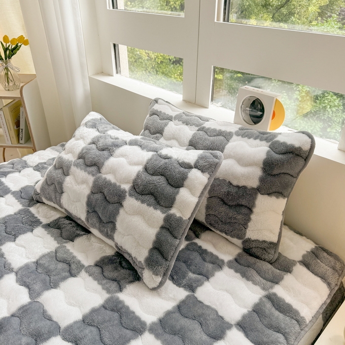 91家纺网 家纺一手货源 找家纺 （总）LIFE.丽芙 2025秋冬北极绒加厚夹棉床笠三件套印花泰迪绒床垫保护套罩(自然光图)