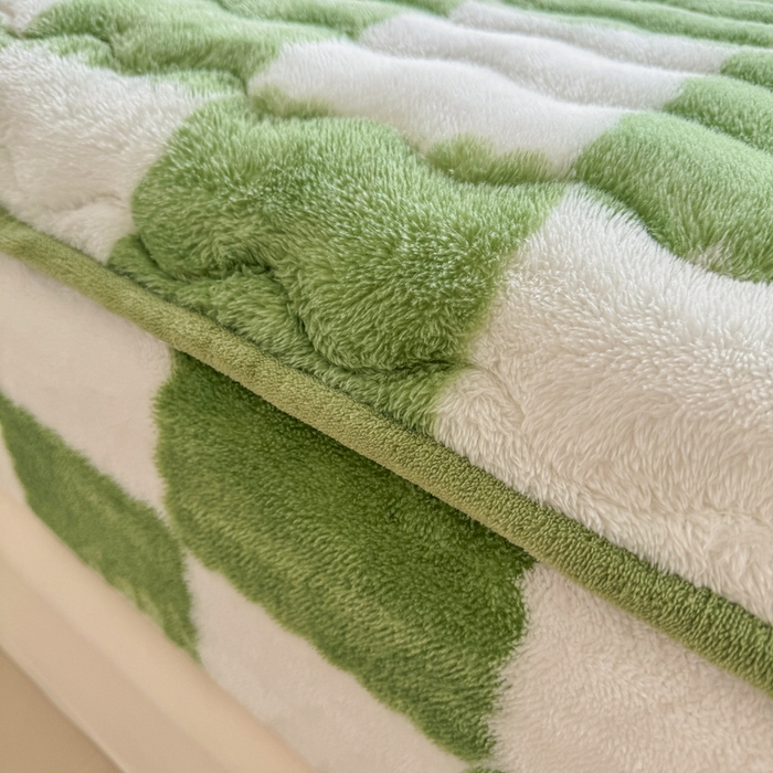 91家纺网 家纺一手货源 找家纺 LIFE.丽芙 2025秋冬北极绒加厚夹棉床笠三件套印花泰迪绒床垫保护套罩(自然光图) 棋盘格-豆绿