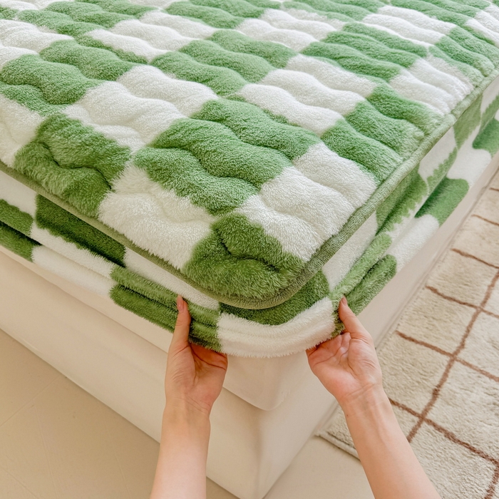 91家纺网 家纺一手货源 找家纺 LIFE.丽芙 2025秋冬北极绒加厚夹棉床笠三件套印花泰迪绒床垫保护套罩(自然光图) 棋盘格-豆绿