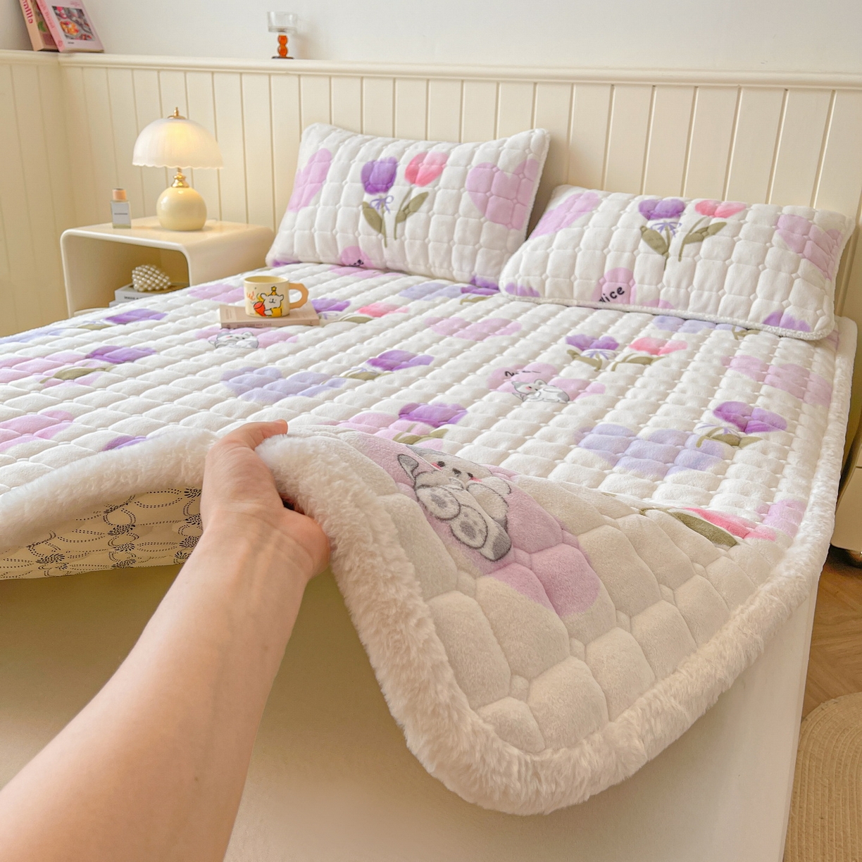 91家纺网 家纺一手货源 找家纺 LIFE.丽芙 2025秋冬新款牛奶绒加厚夹棉床垫床护垫单件印花卡通小清新床褥床垫子三件套 花语
