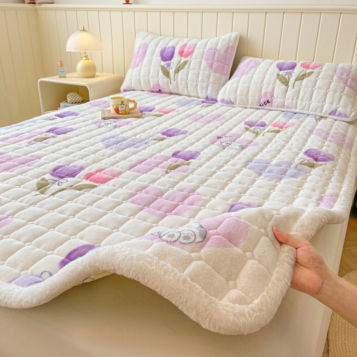 91家纺网 家纺一手货源 找家纺 LIFE.丽芙 2025秋冬新款牛奶绒加厚夹棉床垫床护垫单件印花卡通小清新床褥床垫子三件套 花语