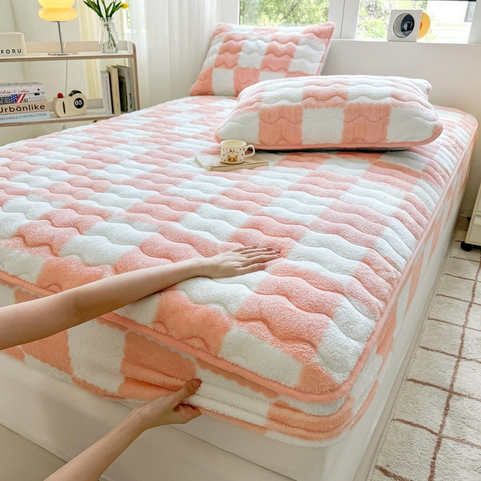 91家纺网 家纺一手货源 找家纺 LIFE.丽芙 2025秋冬北极绒加厚夹棉床笠三件套印花泰迪绒床垫保护套罩(自然光图) 棋盘格-粉玉