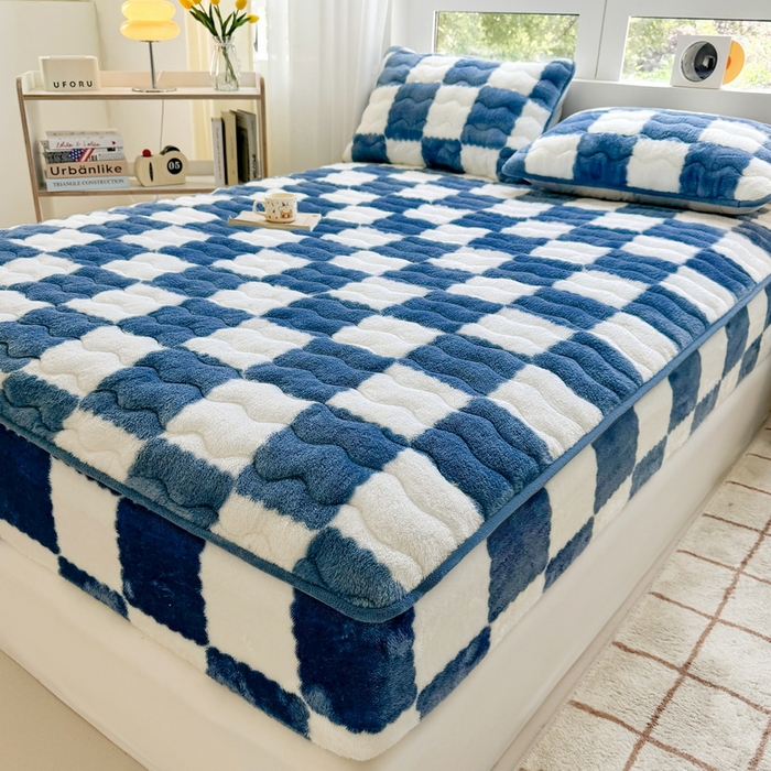 91家纺网 家纺一手货源 找家纺 LIFE.丽芙 2025秋冬北极绒加厚夹棉床笠三件套印花泰迪绒床垫保护套罩(自然光图) 棋盘格-高贵蓝