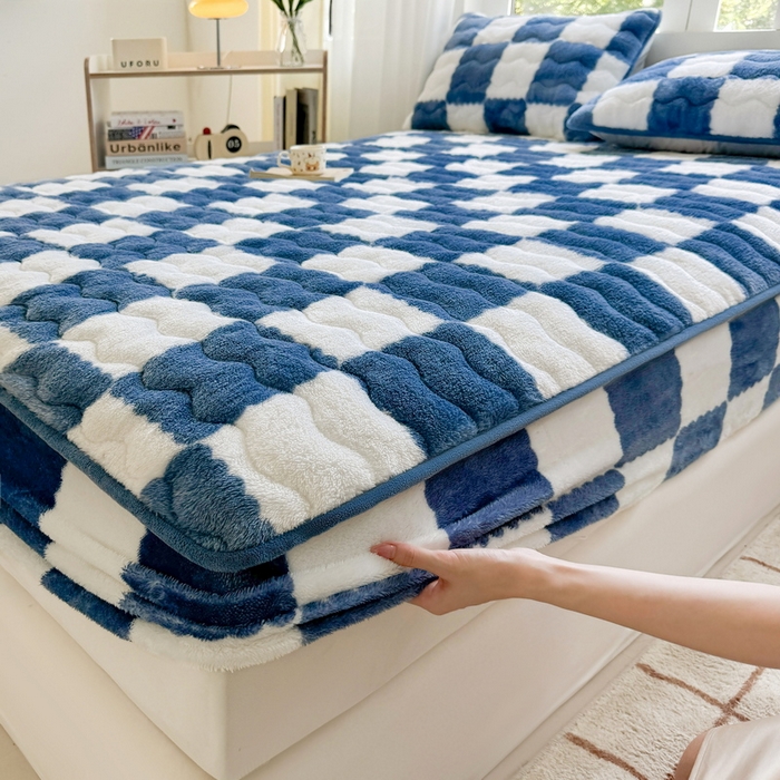 91家纺网 家纺一手货源 找家纺 LIFE.丽芙 2025秋冬北极绒加厚夹棉床笠三件套印花泰迪绒床垫保护套罩(自然光图) 棋盘格-高贵蓝