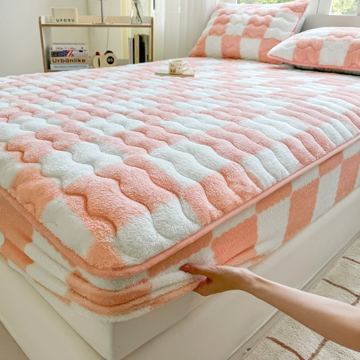 91家纺网 家纺一手货源 找家纺 LIFE.丽芙 2025秋冬北极绒加厚夹棉床笠三件套印花泰迪绒床垫保护套罩(自然光图) 棋盘格-粉玉