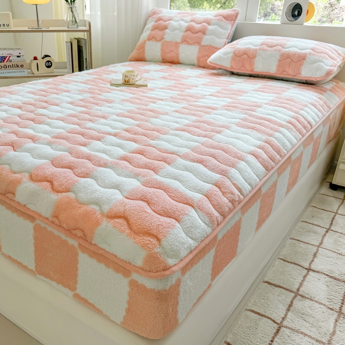 91家纺网 家纺一手货源 找家纺 LIFE.丽芙 2025秋冬北极绒加厚夹棉床笠三件套印花泰迪绒床垫保护套罩(自然光图) 棋盘格-粉玉