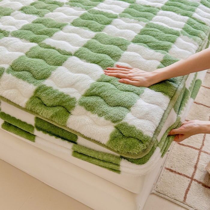 91家纺网 家纺一手货源 找家纺 LIFE.丽芙 2025秋冬北极绒加厚夹棉床笠三件套印花泰迪绒床垫保护套罩(自然光图) 棋盘格-豆绿