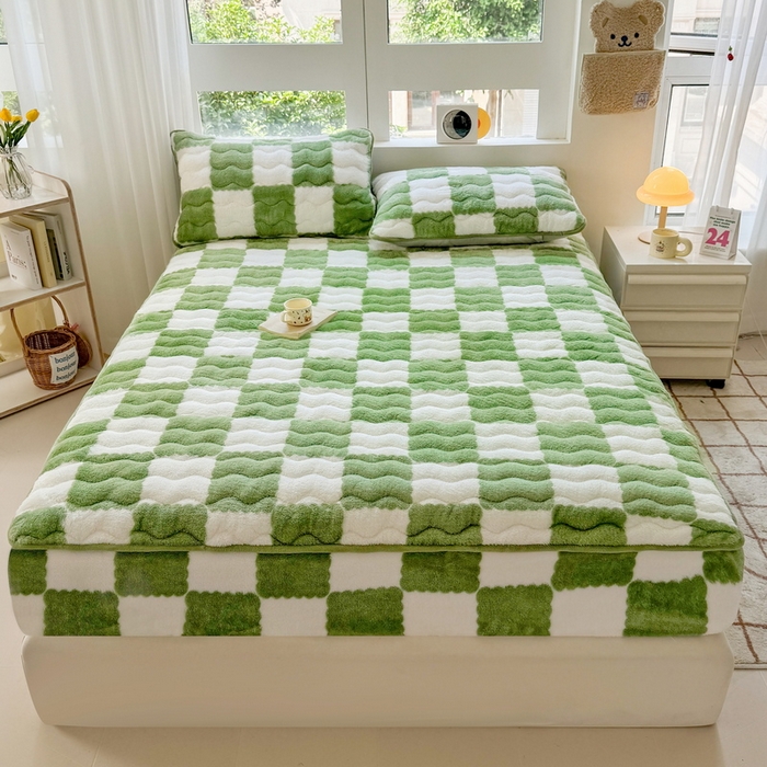 91家纺网 家纺一手货源 找家纺 LIFE.丽芙 2025秋冬北极绒加厚夹棉床笠三件套印花泰迪绒床垫保护套罩(自然光图) 棋盘格-豆绿