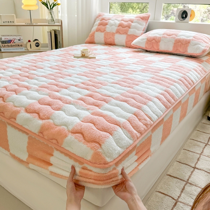 91家纺网 家纺一手货源 找家纺 LIFE.丽芙 2025秋冬北极绒加厚夹棉床笠三件套印花泰迪绒床垫保护套罩(自然光图) 棋盘格-粉玉