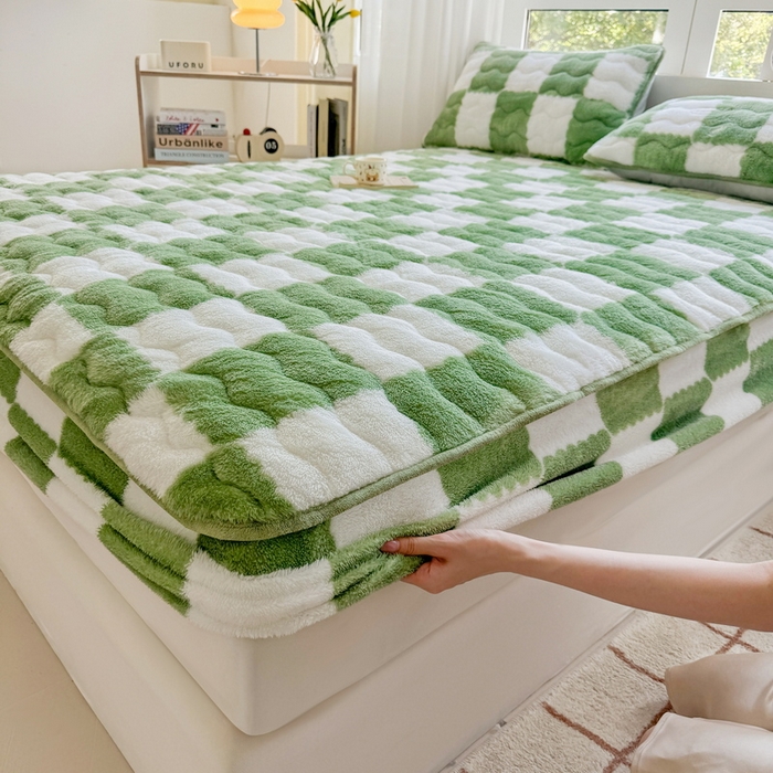 91家纺网 家纺一手货源 找家纺 LIFE.丽芙 2025秋冬北极绒加厚夹棉床笠三件套印花泰迪绒床垫保护套罩(自然光图) 棋盘格-豆绿