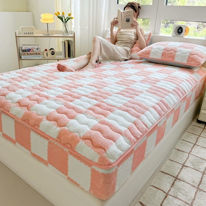 91家纺网 家纺一手货源 找家纺 LIFE.丽芙 2025秋冬北极绒加厚夹棉床笠三件套印花泰迪绒床垫保护套罩(自然光图) 棋盘格-粉玉