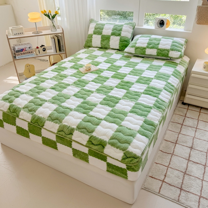 91家纺网 家纺一手货源 找家纺 LIFE.丽芙 2025秋冬北极绒加厚夹棉床笠三件套印花泰迪绒床垫保护套罩(自然光图) 棋盘格-豆绿