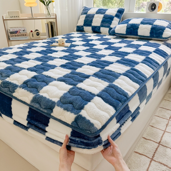 91家纺网 家纺一手货源 找家纺 LIFE.丽芙 2025秋冬北极绒加厚夹棉床笠三件套印花泰迪绒床垫保护套罩(自然光图) 棋盘格-高贵蓝