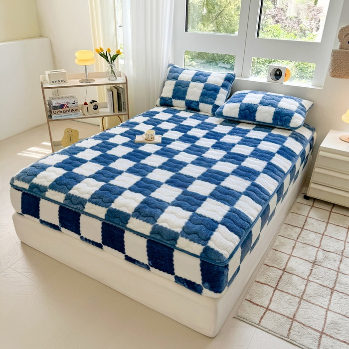 91家纺网 家纺一手货源 找家纺 LIFE.丽芙 2025秋冬北极绒加厚夹棉床笠三件套印花泰迪绒床垫保护套罩(自然光图) 棋盘格-高贵蓝