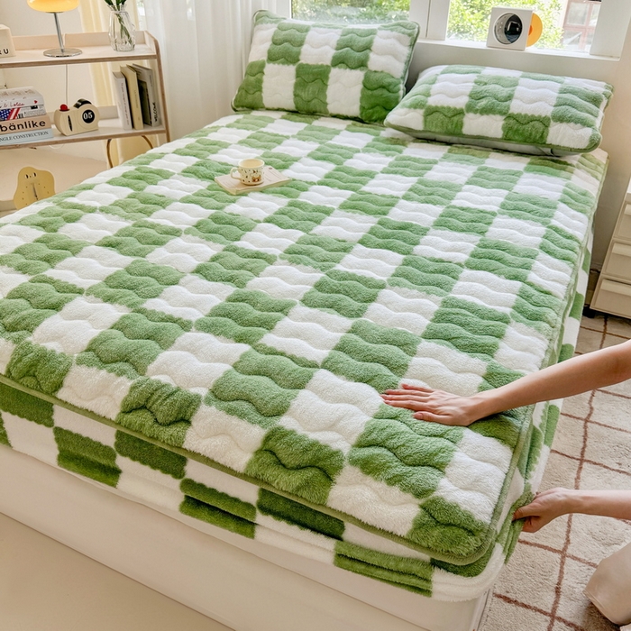 91家纺网 家纺一手货源 找家纺 LIFE.丽芙 2025秋冬北极绒加厚夹棉床笠三件套印花泰迪绒床垫保护套罩(自然光图) 棋盘格-豆绿