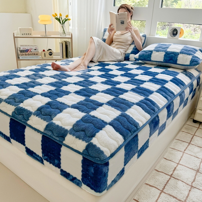 91家纺网 家纺一手货源 找家纺 LIFE.丽芙 2025秋冬北极绒加厚夹棉床笠三件套印花泰迪绒床垫保护套罩(自然光图) 棋盘格-高贵蓝