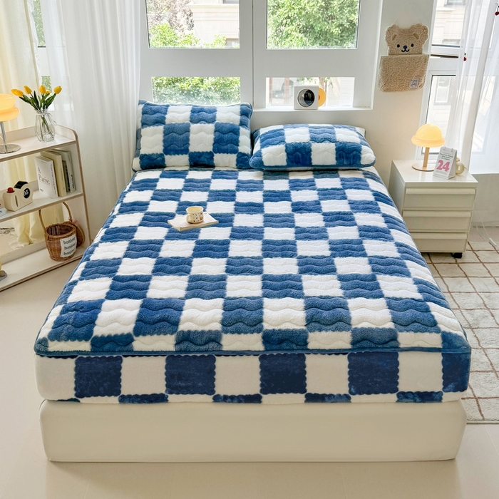 91家纺网 家纺一手货源 找家纺 LIFE.丽芙 2025秋冬北极绒加厚夹棉床笠三件套印花泰迪绒床垫保护套罩(自然光图) 棋盘格-高贵蓝