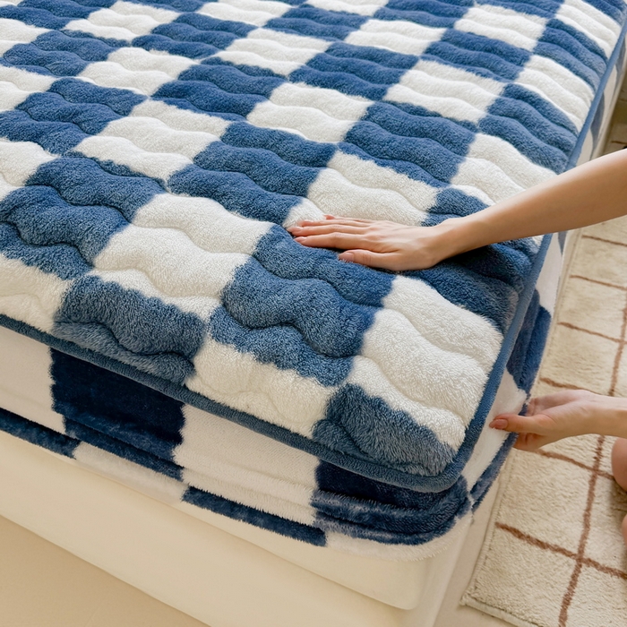 91家纺网 家纺一手货源 找家纺 LIFE.丽芙 2025秋冬北极绒加厚夹棉床笠三件套印花泰迪绒床垫保护套罩(自然光图) 棋盘格-高贵蓝