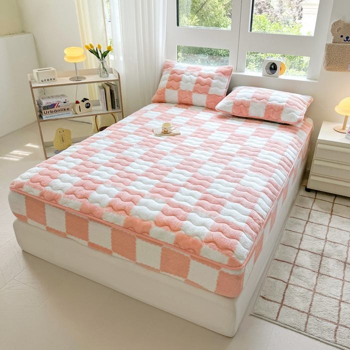 91家纺网 家纺一手货源 找家纺 LIFE.丽芙 2025秋冬北极绒加厚夹棉床笠三件套印花泰迪绒床垫保护套罩(自然光图) 棋盘格-粉玉