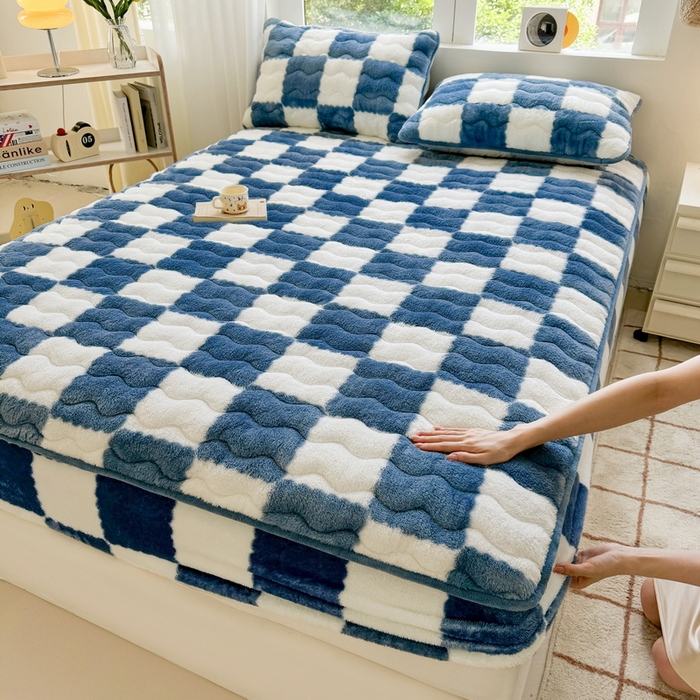 91家纺网 家纺一手货源 找家纺 LIFE.丽芙 2025秋冬北极绒加厚夹棉床笠三件套印花泰迪绒床垫保护套罩(自然光图) 棋盘格-高贵蓝