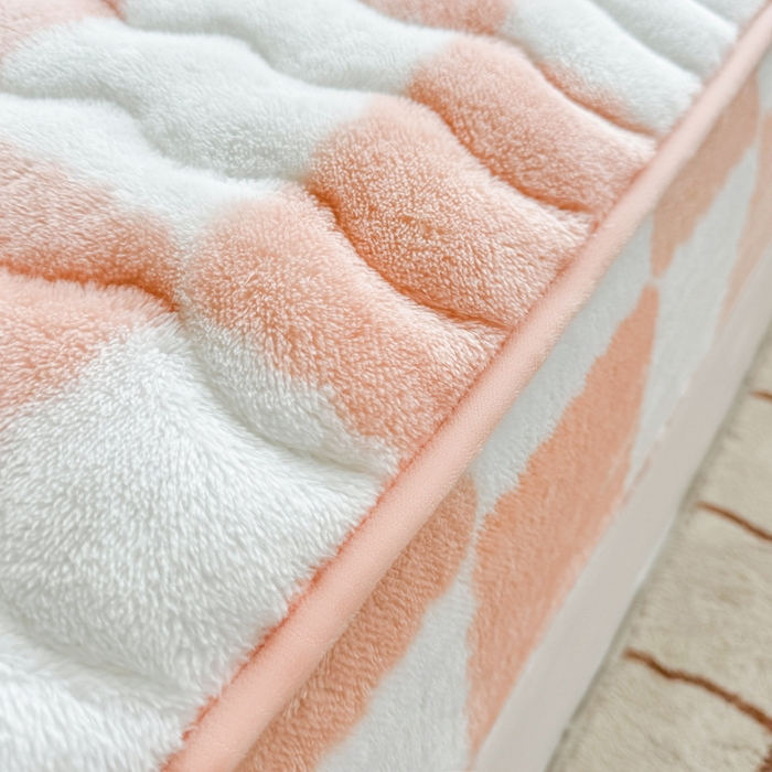 91家纺网 家纺一手货源 找家纺 LIFE.丽芙 2025秋冬北极绒加厚夹棉床笠三件套印花泰迪绒床垫保护套罩(自然光图) 棋盘格-粉玉