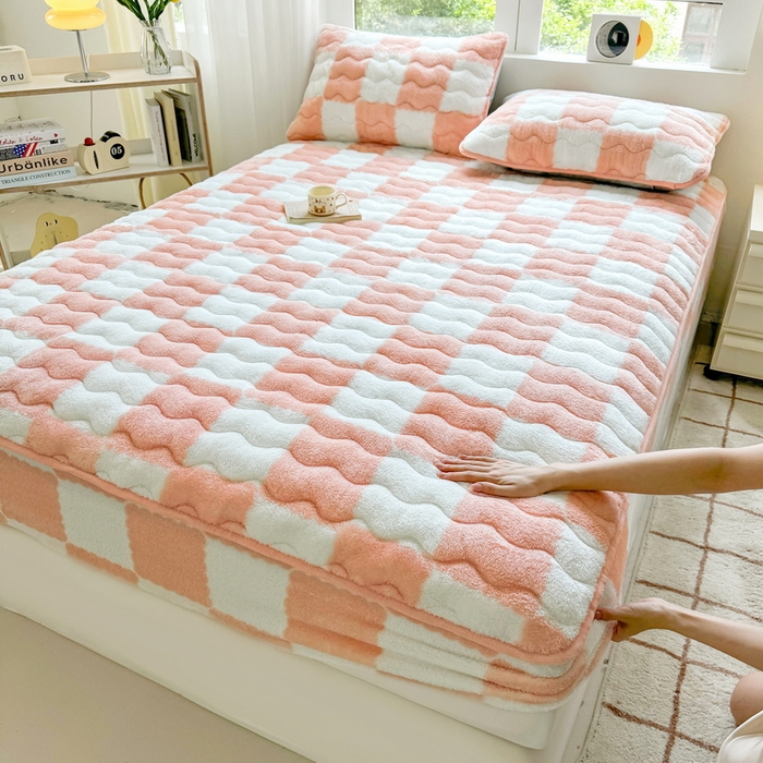 91家纺网 家纺一手货源 找家纺 LIFE.丽芙 2025秋冬北极绒加厚夹棉床笠三件套印花泰迪绒床垫保护套罩(自然光图) 棋盘格-粉玉