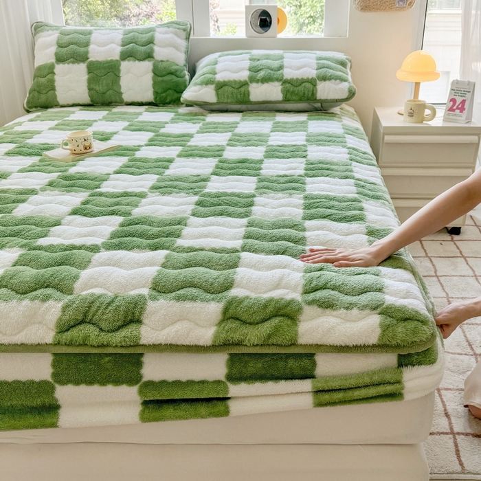 91家纺网 家纺一手货源 找家纺 LIFE.丽芙 2025秋冬北极绒加厚夹棉床笠三件套印花泰迪绒床垫保护套罩(自然光图) 棋盘格-豆绿