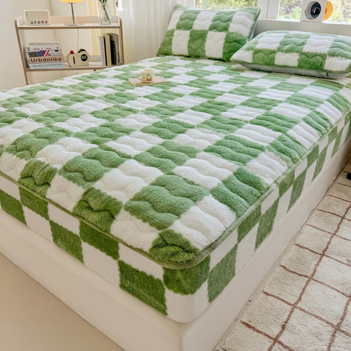 91家纺网 家纺一手货源 找家纺 LIFE.丽芙 2025秋冬北极绒加厚夹棉床笠三件套印花泰迪绒床垫保护套罩(自然光图) 棋盘格-豆绿