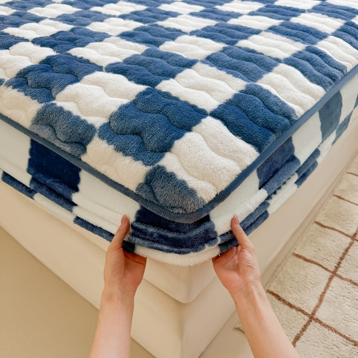 91家纺网 家纺一手货源 找家纺 LIFE.丽芙 2025秋冬北极绒加厚夹棉床笠三件套印花泰迪绒床垫保护套罩(自然光图) 棋盘格-高贵蓝