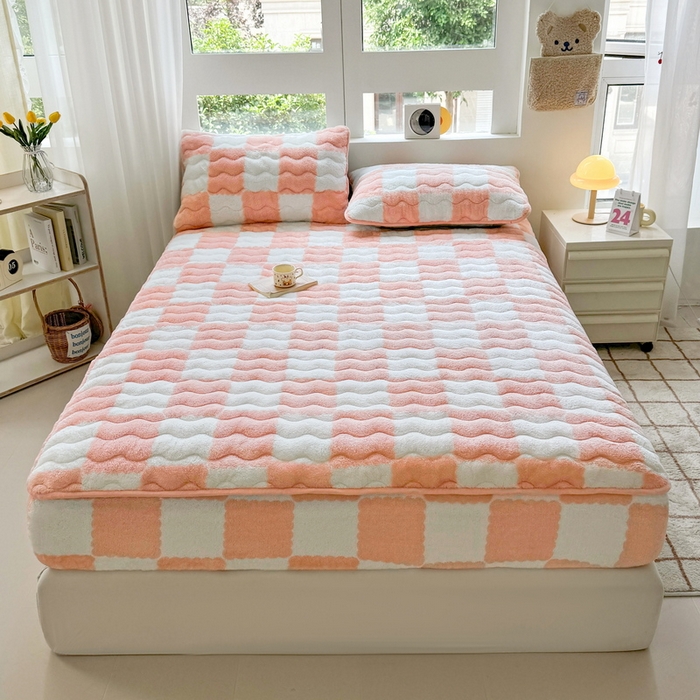 91家纺网 家纺一手货源 找家纺 LIFE.丽芙 2025秋冬北极绒加厚夹棉床笠三件套印花泰迪绒床垫保护套罩(自然光图) 棋盘格-粉玉