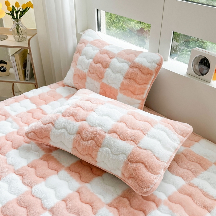 91家纺网 家纺一手货源 找家纺 LIFE.丽芙 2025秋冬北极绒加厚夹棉床笠三件套印花泰迪绒床垫保护套罩(自然光图) 棋盘格-粉玉