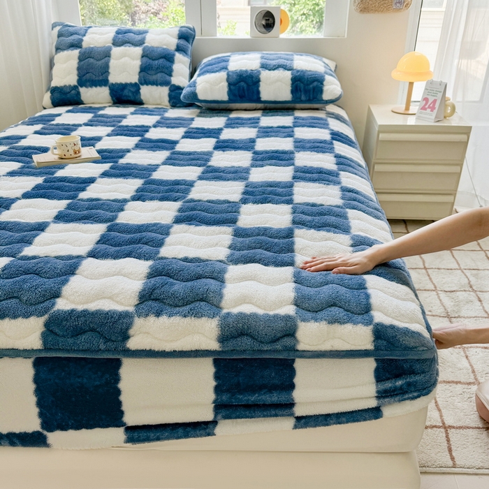 91家纺网 家纺一手货源 找家纺 LIFE.丽芙 2025秋冬北极绒加厚夹棉床笠三件套印花泰迪绒床垫保护套罩(自然光图) 棋盘格-高贵蓝