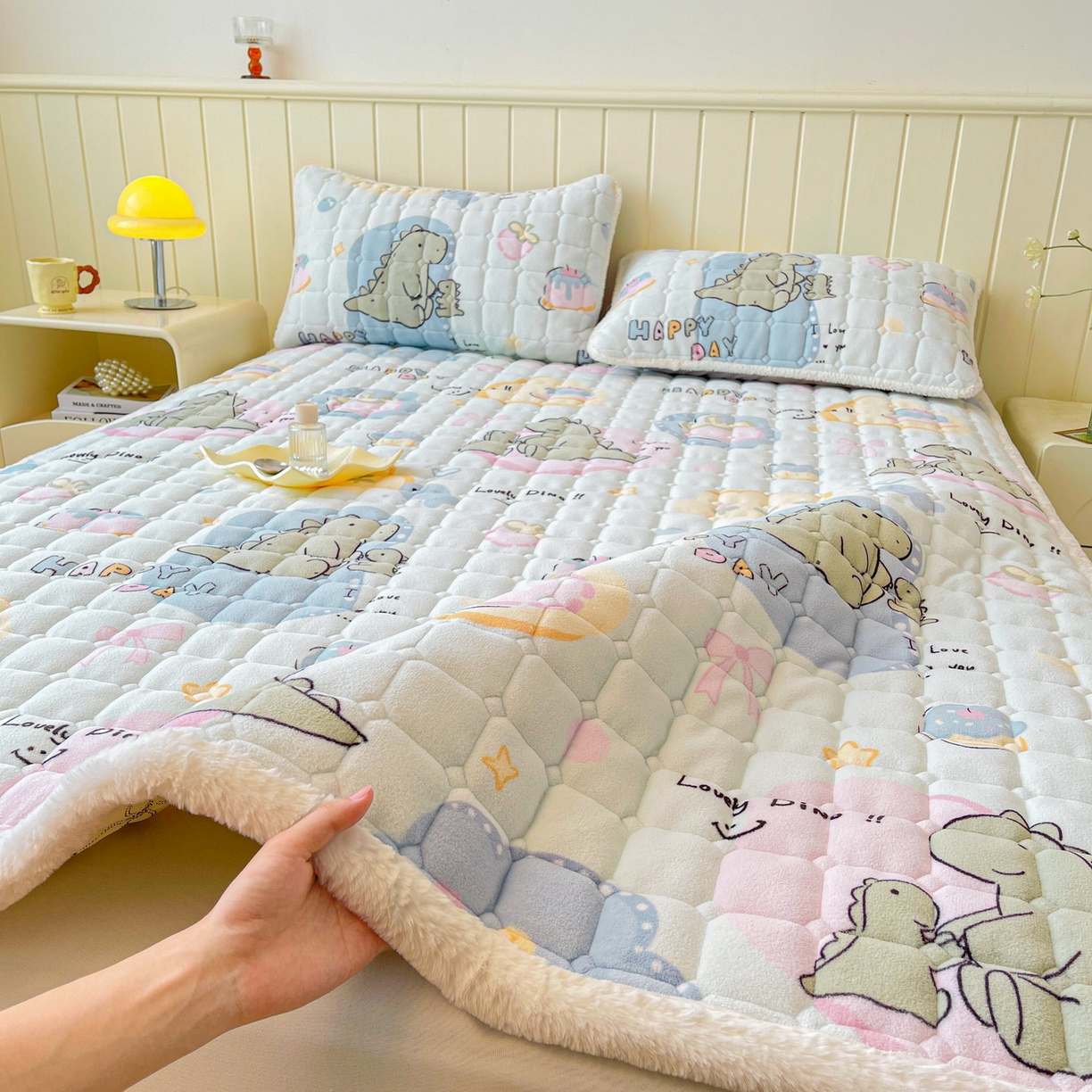 91家纺网 家纺一手货源 找家纺 LIFE.丽芙 2025秋冬新款牛奶绒加厚夹棉床垫床护垫单件印花卡通小清新床褥床垫子三件套 恐龙宝宝