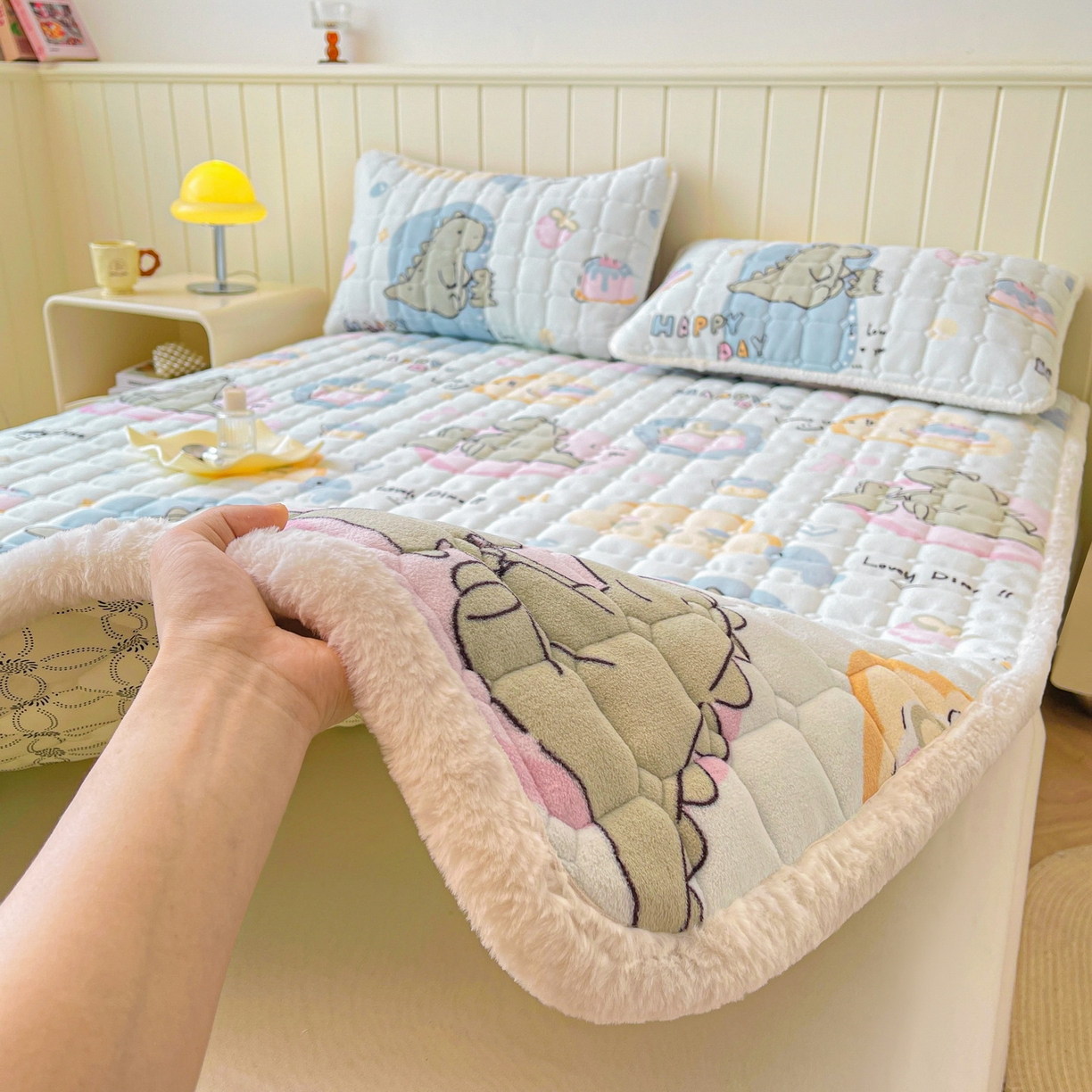 91家纺网 家纺一手货源 找家纺 LIFE.丽芙 2025秋冬新款牛奶绒加厚夹棉床垫床护垫单件印花卡通小清新床褥床垫子三件套 恐龙宝宝