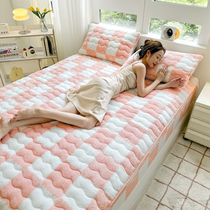 91家纺网 家纺一手货源 找家纺 LIFE.丽芙 2025秋冬北极绒加厚夹棉床笠三件套印花泰迪绒床垫保护套罩(自然光图) 棋盘格-粉玉